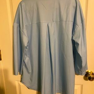 I am selling this XL button-up floral colored  shirt. Never been worn.